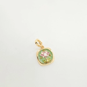 Détail du pendentif carré en émail doré 18K avec fleur rose et perle centrale