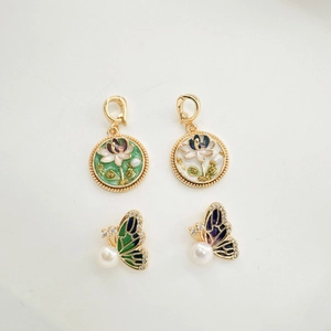 18K vergoldete Emaille-Blumenanhänger und Schmetterling-Perlenanhänger Schmuckzubehör