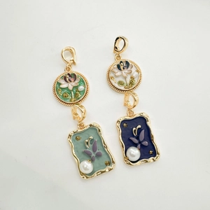 18K vergoldete Emaille Anhänger mit Blumen Schmetterlingen und Perlen für DIY Schmuck