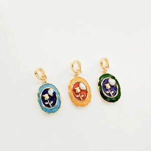 Trois pendentifs roses en émail plaqués or 18 carats avec perles multicolores