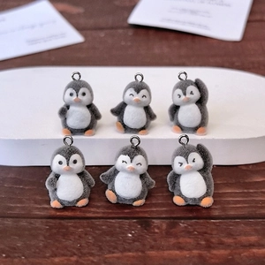 Set van zes schattige geflockte pinguïnhangers voor DIY-sieraden en handgemaakte accessoires