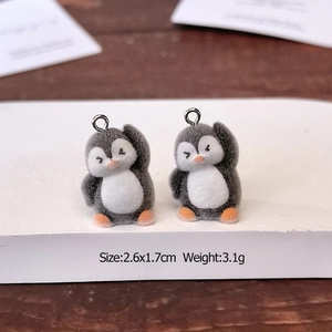 Detailopname van 2,6x1,7cm afmetingen en gewicht van de gevlokte pinguïn hangers