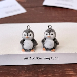 Detail van schattige geflokte pinguïnhangers met afmetingen voor DIY-sieradenprojecten