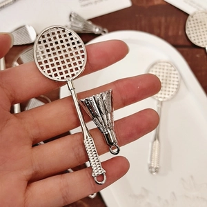 Miniatuur badmintonracket en shuttle hanger van legering voor sportieve DIY sleutelhangers