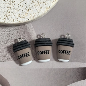 Tre ciondoli a forma di tazza da caffè in resina con ganci per gioielli fai-da-te