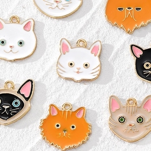 Set niedlicher Emaille Katzenanhänger für DIY Schmuckherstellung mit Goldbeschichtung