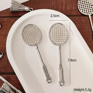 Mini zilveren legering badminton racket hanger voor DIY sleutelhangers maat 7,9x2,5cm