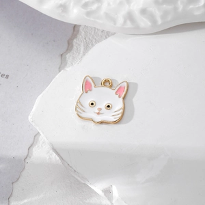 Detail eines süßen Katzen-Emaille-Anhängers mit Goldrand auf strukturiertem Stein für DIY