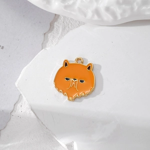 Makroaufnahme der orangefarbenen Katzen-Emaille mit goldenem Rahmen auf einem Steinstativ