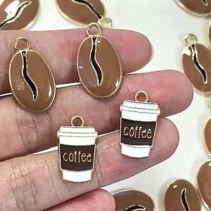 Foto van DIY-bedeltjes van koffiekopjes en bonen van legering met glanzende olieafwerking