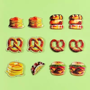 DIY acryl hangers met pannenkoeken, burger, pretzel en taco's voor het maken van sieraden