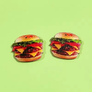 Macro-opname van realistische acryl hamburger hangers voor doe-het-zelf sieraden en sleutelhangers