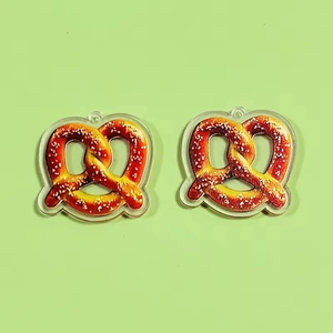 Macro-opname van realistische acryl pretzel hangers met zoutkorrels voor DIY sieraden maken