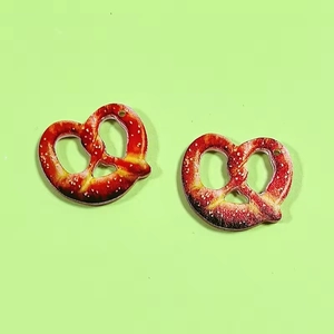 Detail van DIY acryl pretzel hangers voor oorbellen en kettingen met realistische details