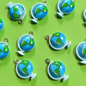 Colgantes de globo terráqueo de resina azul para joyería DIY con anillo de metal plateado