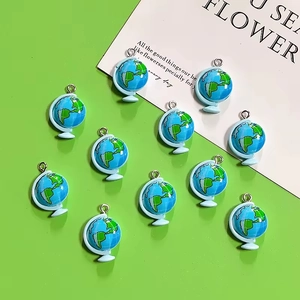 Vista macro de 11 colgantes de globo de resina con anillos de plata para joyería artesanal