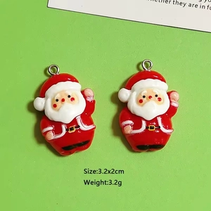 Dettaglio del ciondolo Babbo Natale in resina 3,2x2cm per creazione di gioielli fai-da-te