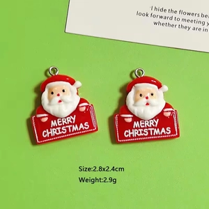 Dettaglio di ciondoli Babbo Natale in resina con incisione per creazione di gioielli