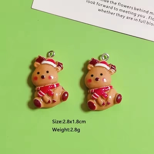 Dettaglio di ciondoli a forma di renna natalizia in resina 2,8x1,8cm per gioielli fai-da-te