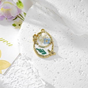 Pendentif ovale doré avec vraies fleurs séchées et papillons sur pierre blanche