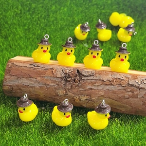 Resin Cartoon Little Yellow Duck With Brown Hat Pendant Alloy Metal Hanger DIY Craft Jewelry Making Accessory For Earring Necklace