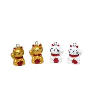 DIY Maneki-Neko Anhänger in Gold und Weiß für Schmuckherstellung und Schlüsselanhänger