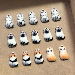 Pendentifs chat en alliage pour bijoux DIY avec de charmants chatons en émail coloré