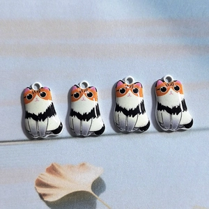 Vue détaillée de quatre pendentifs chat calicot en alliage pour bijoux et artisanat