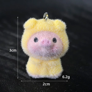 Dettaglio ciondolo maialino rosa con felpa gialla e misure di 3cm altezza e 2cm larghezza