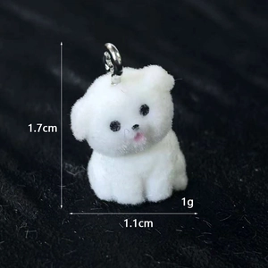 Vista macro di un ciondolo cucciolo floccato bianco con dimensioni e anello