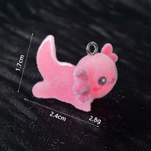Vista macro del ciondolo axolotl rosa floccato con anello in metallo e misure