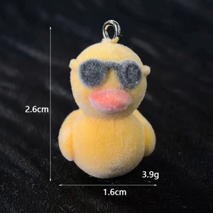 Ciondolo papera gialla floccata con occhiali e dettagli di misura 2,6cm altezza e 1,6cm