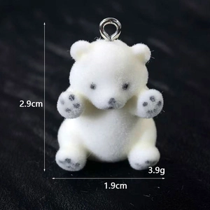 Pendaglio mini orso bianco in resina floccata con dimensioni di 2,9 cm altezza e 1,9 cm larghezza
