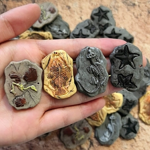 Kreative Dinosaurier-Fossilienanhänger aus Harz in verschiedenen Formen mit Aufhängeloch