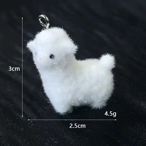 Dettaglio dimensioni 3x2,5cm del ciondolo alpaca bianco floccato per portachiavi