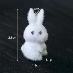 Vista dettagliata del ciondolo a coniglio bianco floccato da 2,8cm con misure