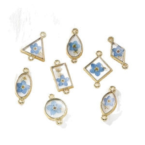 Geometrische Goldlegierung-Anhänger mit blauen Trockenblumen aus Harz für DIY-Schmuck
