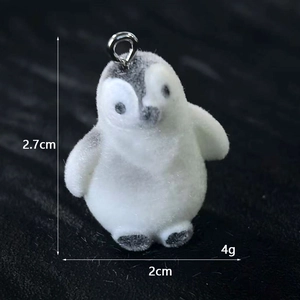 Dettaglio del ciondolo a pinguino floccato da 2,7 cm con dimensioni e anello in metallo