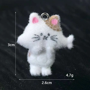 Dettaglio dimensioni di un mini ciondolo gatto bianco di 3cm per gioielli fai-da-te