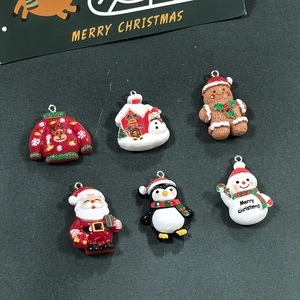 Set di 6 ciondoli natalizi festivi in resina con pupazzo di neve e Babbo Natale per il fai da te