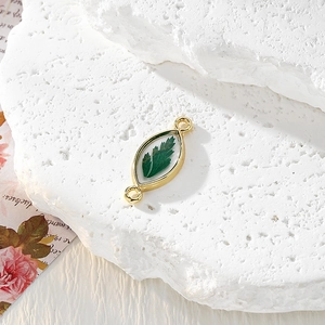 Détail du pendentif marquise avec feuille verte en résine pour création de bijoux