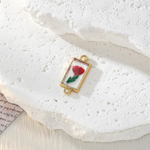 Pendente rettangolare dorato con fiore secco rosso in resina e doppi ganci