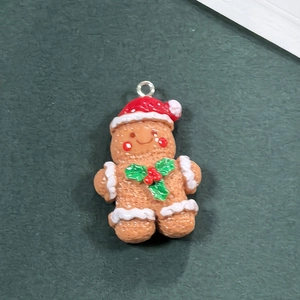 Dettaglio del ciondolo omino di pan di zenzero in resina per gioielli natalizi fai-da-te