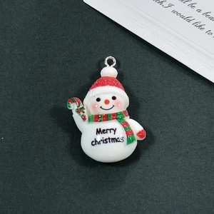 Dettaglio ciondolo pupazzo di neve in resina con testo Merry Christmas e anello d'argento
