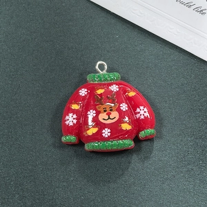 Dettaglio di un ciondolo maglione natalizio rosso con renna per creazione gioielli fai-da-te