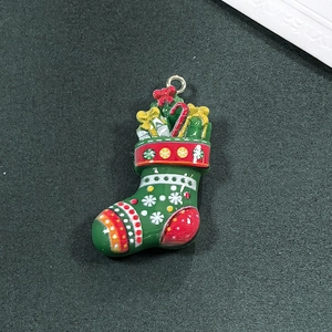 Dettaglio del ciondolo a calza di Natale verde con bastoncini di zucchero e mini regali