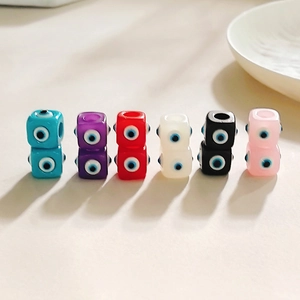 Vue détaillée de perles cubes œil du démon colorées en six teintes pour bijoux DIY