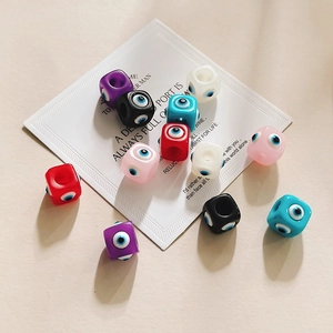 Détail de perles dés œil grec colorées pour la création de bijoux DIY et artisanat