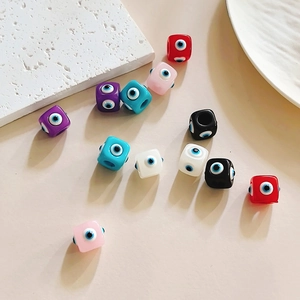 Gros plan de perles cubes œil de protection colorées pour la création de bijoux DIY