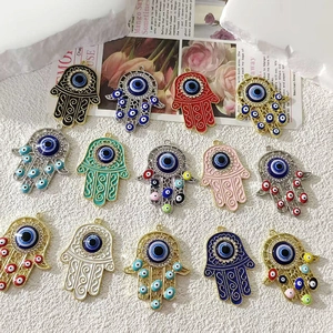 Flat lay di ciondoli colorati Mano di Fatima e Malocchio per creazione gioielli